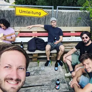 Gruppenselfie mit den fünf Bandmitgliedern auf einer Terrasse
