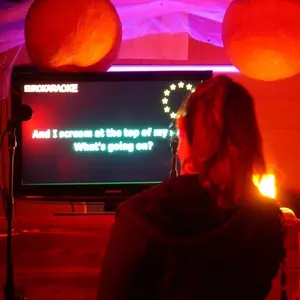 Person vor dem Bildschirm mit dem Songtexten