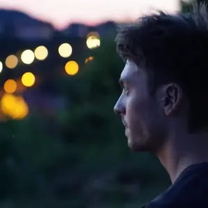 Seitenportrait des Musikers mit tiefsinnigem Blick in die Ferne