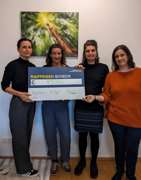 kah2024_spende_fb Julia, Hanni, Anna mit der Leiterin des Frauenhauses Braunau bei der Scheckübergabe im Wert von 4500 Euro